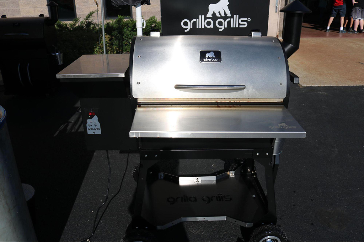 a grilla grills silverbac at in front of a building